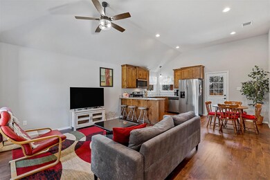 1519 Corona Dr, Granbury, TX 76048 - photo 3