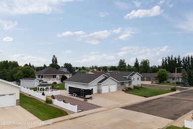 837 17th St E, Dickinson, ND 58601 - photo 3