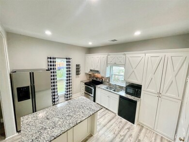 820 W Cleveland St, Alvin, TX 77511 - photo 6