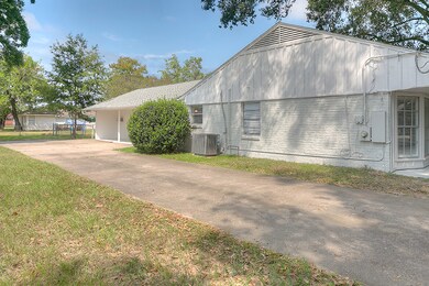 712 Clarence St, Tomball, TX 77375 - photo 4
