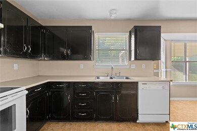 303 W Blancas Dr, Copperas Cove, TX 76522 - photo 5