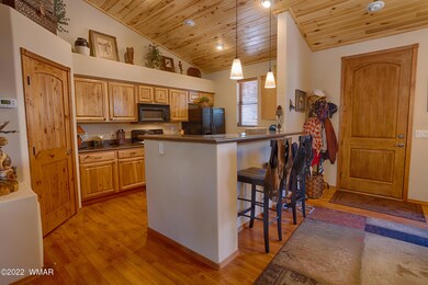 Large Kitchen w Pantry