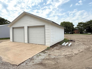 1033 E St, Geneva, NE 68361 - photo 3