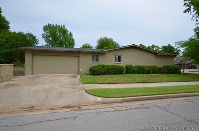 Corner lot, side entry garage