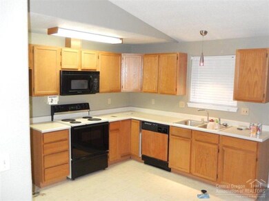 3455 SW Salmon Ave, Redmond, OR 97756 - photo 6