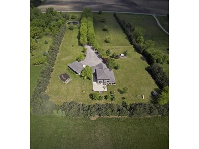 A beautiful view of the tree lined property. No de
