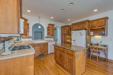 631 Carnation Dr, Oswego, IL 60543 - photo 4