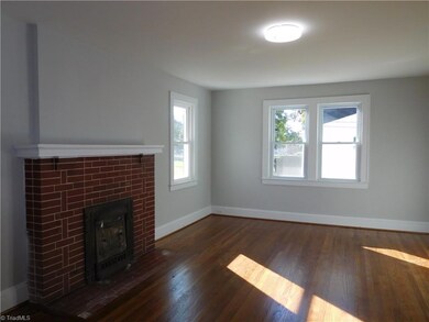 LARGE LIVING ROOM WITH FIREPLACE. THIS FIREPLACE IS DECORATIVE ONLY!