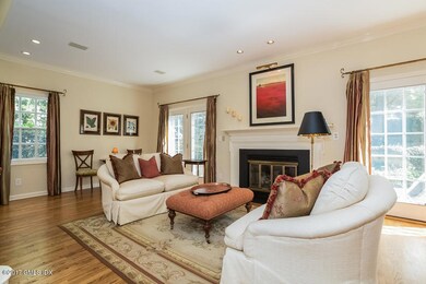 009-Living_Room-4720446-small