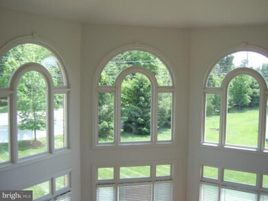 11041 Heathland Dr, Oakton, VA 22124 - photo 5