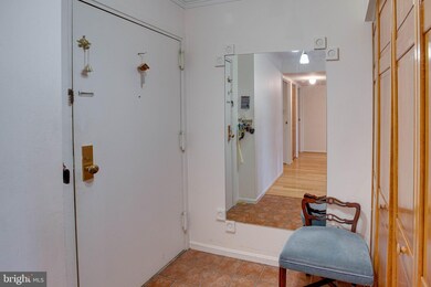 9717 Kings Crown Ct unit 102, Fairfax, VA 22031 - photo 2