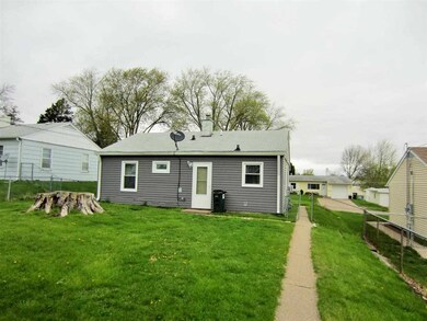 1347 W 38th Place, Davenport, IA 52806 - photo 5