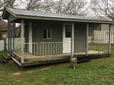 103 Hale St, Fredericksburg, TX 78624 - photo 4