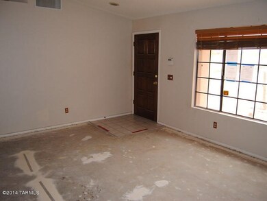 044-019989 LIVING ROOM 1