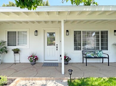 Carla Front Porch Medium