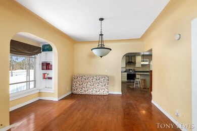Formal dining room w/reading nook