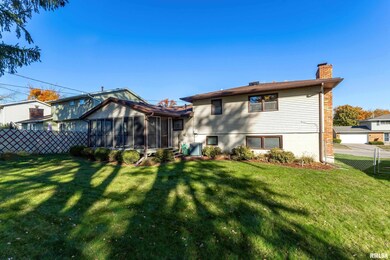 1325 W 43rd St, Davenport, IA 52806 - photo 3