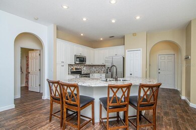The dining area adjoins the living room - perfect 