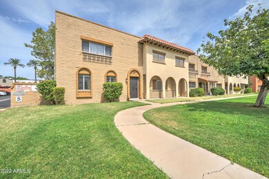 2916 E Clarendon Ave-3