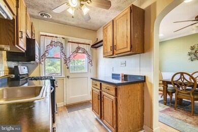 1004 Downton Rd, Halethorpe, MD 21227 - photo 4