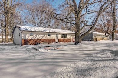 667 W Elm St, Aurora, MO 65605 - photo 2