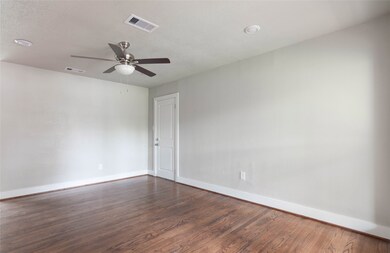 1047 W 30th St, Houston, TX 77018 - photo 4