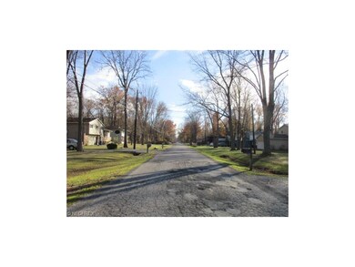 635 Lafayette Blvd, Sheffield Lake, OH 44054 - photo 2