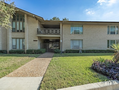11102 Valleydale Dr unit A, Dallas, TX 75230 - photo 2