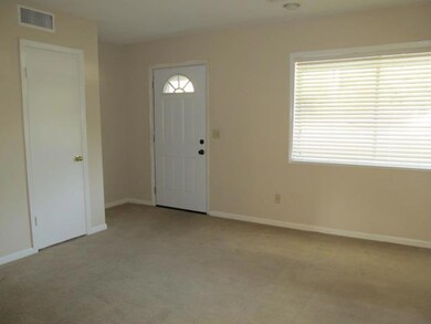 Entrance / Living room