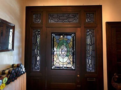 Entry/Foyer.