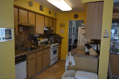 32 Arrowood Ct unit 520, Staten Island, NY 10309 - photo 2