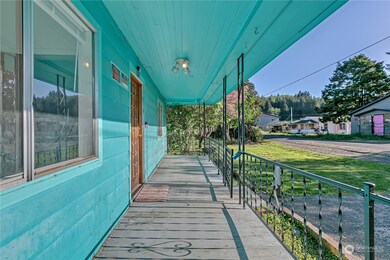 829 Crossing St, Raymond, WA 98577 - photo 3