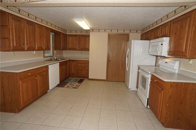 907 Columbus Ave, Batesville, IN 47006 - photo 2