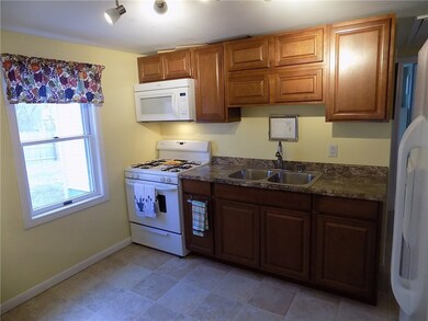 84 Bartlett Dr, Warwick, RI 02886 - photo 4