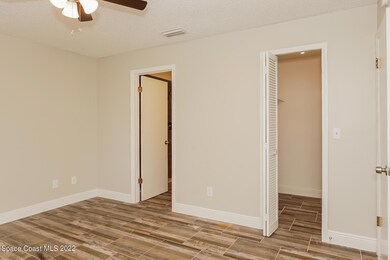 021-photo-primary-bedroom-12224050