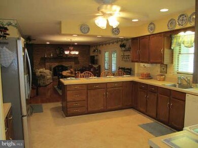 307 Neale Ct, Sykesville, MD 21784 - photo 4