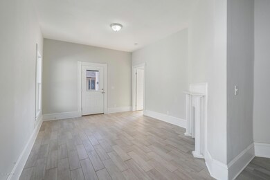 024_1928redell_LivingDoor