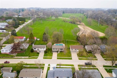 1832 Shawnee Ct NW, Cedar Rapids, IA 52405 - photo 2