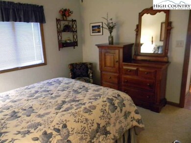 289 Evergreen Dr unit 5, Blowing Rock, NC 28605 - photo 3