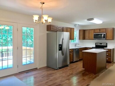Beautiful Kitchen with hardwood flrs.,quartz count