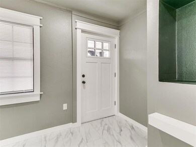 Entryway with ornamental molding