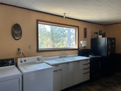 Laundry area with ornamental molding