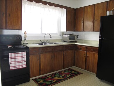 Kitchen - all appliances stay