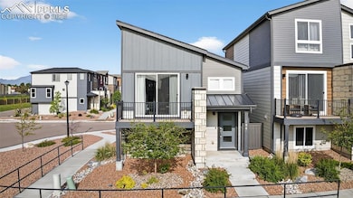 Welcoming entry and fenced dog run!