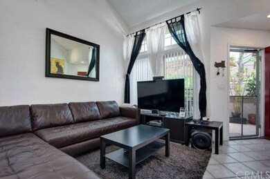 2-story/vaulted ceilings, spacious living room, li