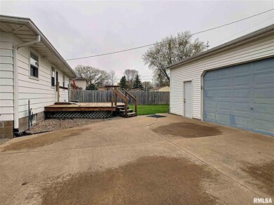 2108 W 35th St, Davenport, IA 52806 - photo 2