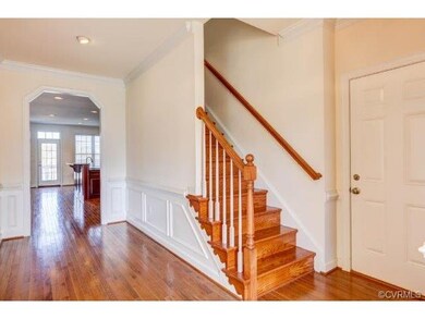 Foyer 9ft ceiling, hardwood floors