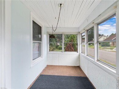 Enclosed porch/3 seasons room