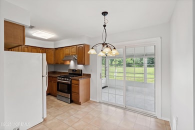 Kitchen & Dining