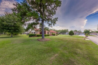 1008 Lynn Cir, Friendswood, TX 77546 - photo 3